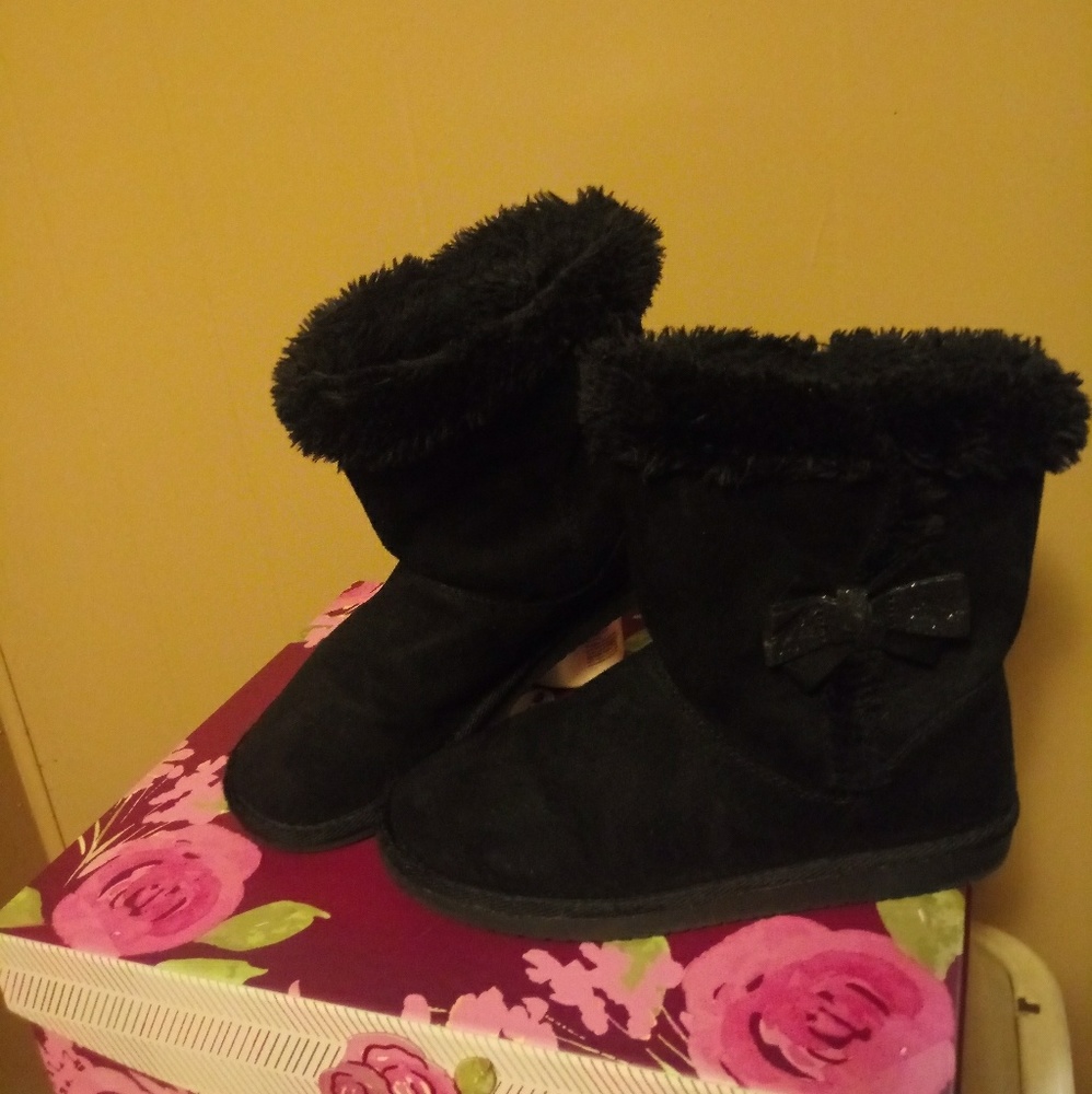 Girls black size 4 boot w/ bow